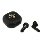 Juodos belaidės ausinės Guess 4G Metal Logo TWS kartu su įkrovimo dėklu blizgiame juodame korpuse