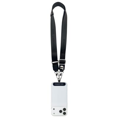 Juodas dirželis Karl Lagerfeld Universal Crossbody Strap Karl Patch su baltu telefonu