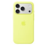 Geltonas originalus dėklas MGFF4ZM/A Silicone Cover Magsafe telefonui Apple iPhone 17 Pro, matomas iš nugarėlės su apvaliu kamerų bloku