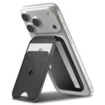 Juodas magnetinis kortelių dėklas SPIGEN S314-2 prie sidabrinio telefono