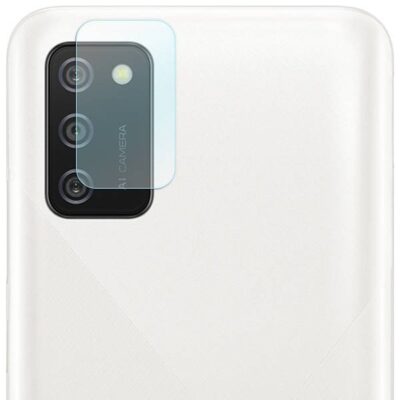 Apsauginis stiklas galiniai kamerai Samsung Galaxy A02s ant baltos telefono nugarėlės su trimis objektyvais ir blykste