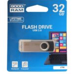 Atmintinė Goodram UTS2 32GB USB 2.0 sidabrinės spalvos metaliniu korpusu ir plastikiniu juodu paviršiumi.