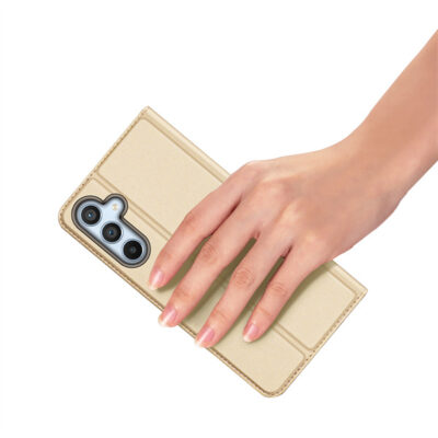 Auksinis atverčiamas dėklas Samsung Galaxy A546 A54 5G Dux Ducis Skin Pro rankoje