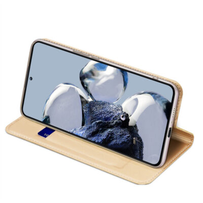 Auksinis atverčiamas dėklas Xiaomi 12T 12T Pro pravertas stovėjimo pozicijoje