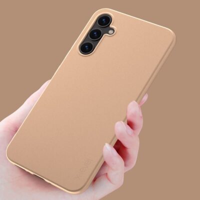 Auksinis dėklas Samsung Galaxy A546 A54 5G X-level Guardian laikomas rankoje