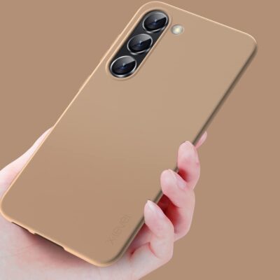 Auksinis dėklas Samsung Galaxy S911 S23 5G X-level Guardian laikomas rankoje