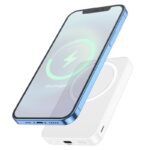 Balta išorinė baterija Power Bank Hoco J109 PD20W Magnetic 5000mAh su magnetiniu įkrovimu ir išmaniuoju telefonu.