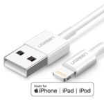 Baltas USB kabelis Ugreen US155 MFi USB to Lightning 2.4A 1.5m su aiškiai matomais USB ir Lightning jungtimis.