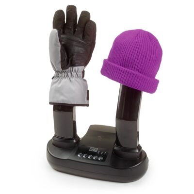 Elektrinis batų džiovintuvas Reach Drystep Alpha su juodos ir pilkos spalvų pirštine bei violetine megzta kepure