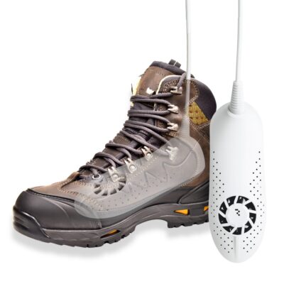 Elektrinis batų džiovintuvas Reach Drystep Beta šalia rudų žygių batų, skirtas batų džiovinimui