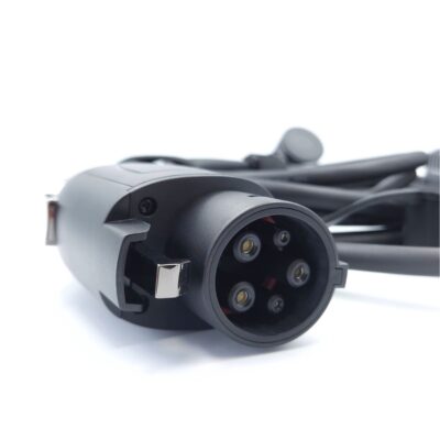 Juodas elektomobilio adapterio kištukas su penkiais metaliniais kontaktais ir laidu baltame fone