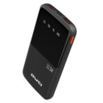 Juoda išorinė baterija Power Bank Awei P10K 22.5W 10000mAh matoma nuo kampo su ekranu ir USB jungtimis