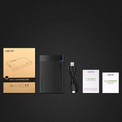 Juodas 2.5 colio HDD SSD adapteris Ugreen US221 su USB laidu ir dokumentais juodame fone