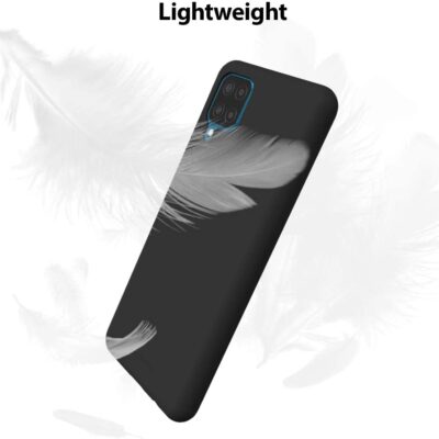 Juodas dėklas Samsung A125 A12 Mercury Soft pavaizduotas su plunksnų fonu, akcentuojant jo lengvumą