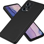 Juodas dėklas Xiaomi Poco X5 5G Liquid Silicone 1.5mm rodomas ant telefono su kameros ir ekrano vaizdu