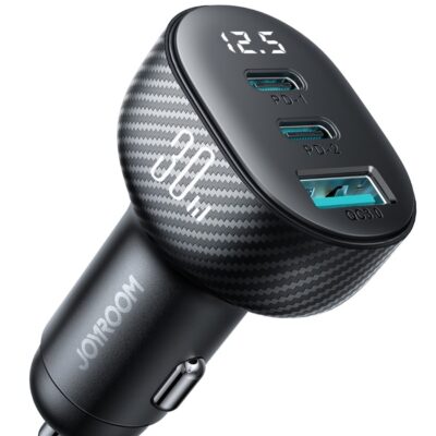 Juodas įkroviklis automobilinis Joyroom JR-CCD04 su dviem USB-C ir vienu USB-A lizdu, 30W galia