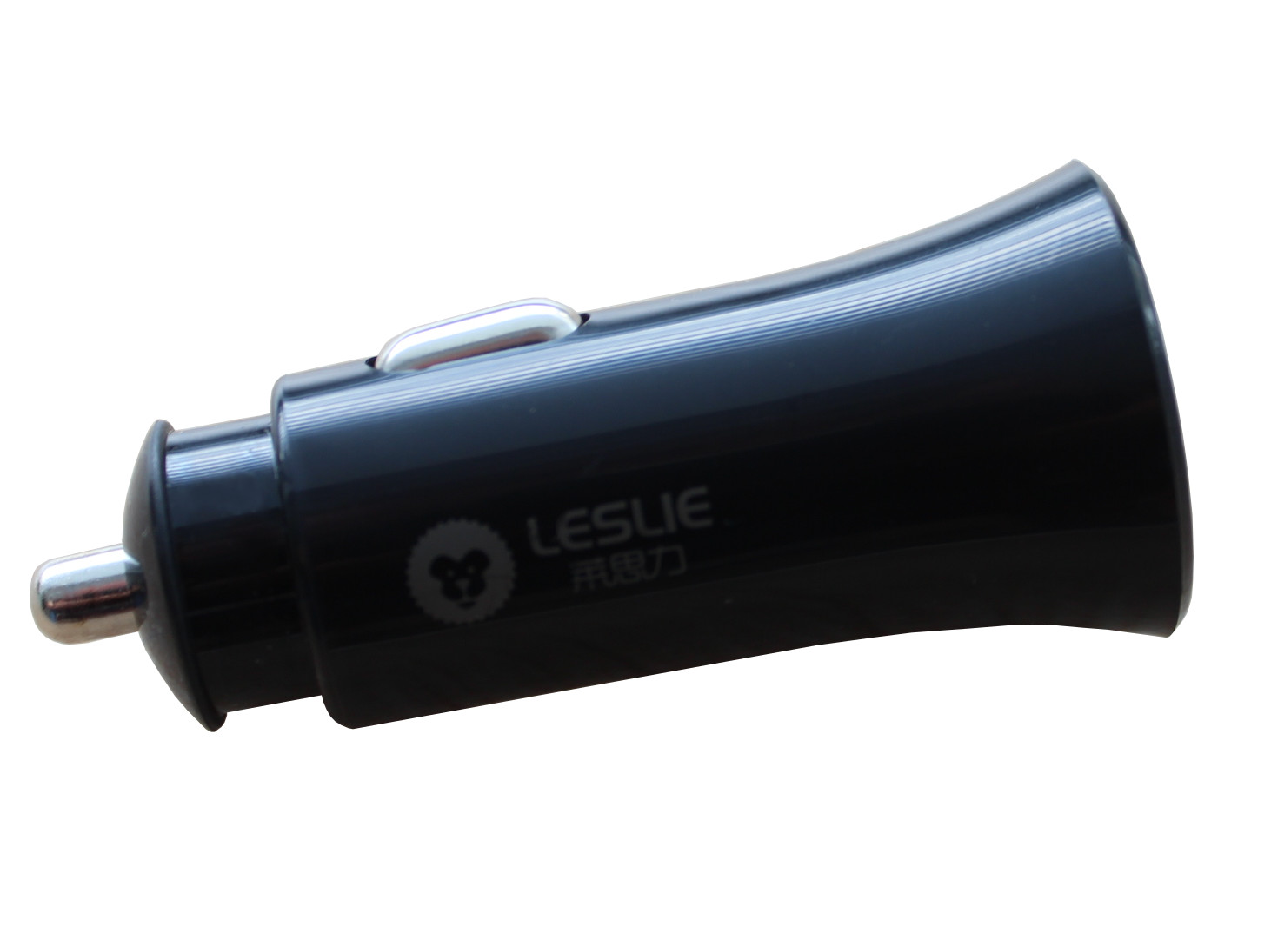 Juodas įkroviklis automobilinis Leslie C18 su 2 USB jungtimis Juodas automobilinis įkroviklis Leslie C18 su 2 USB jungtimis 2.4A matomas šone balto fono fone