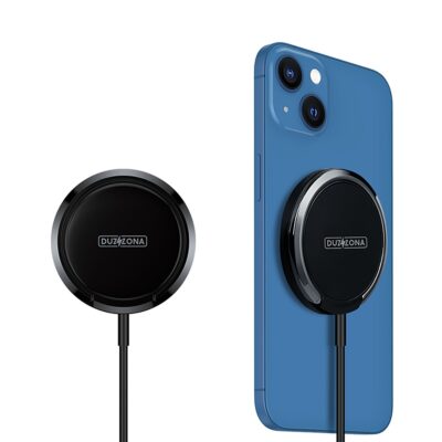 Juodas įkroviklis belaidis DUZZONA W1 MagSafe 15W prijungtas prie mėlyno telefono nugarėlės