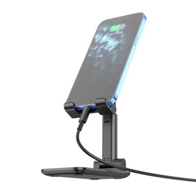 Juodas telefono laikiklis Borofone BH42 Lite Star su mėlynu telefonu ir prijungtu įkrovimo laidu