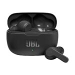 Juodos belaidės ausinės JBL Wave 200 TWS su įkrovimo dėklu atidarytu ir viena ausinė šalia
