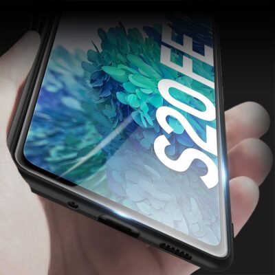 Juodos spalvos dėklas Samsung Galaxy G780 S20 FE telefone rankoje