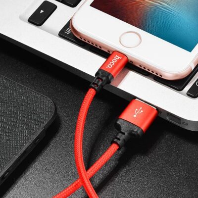 raudonas-juodas usb kabelis hoco x14 lightning, 1.0m prijungtas prie planšetės ir kompiuterio