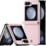 Rožinis dėklas Samsung Galaxy F741 Z Flip 6, apgaubtas aplink telefoną su atidarytu dangteliu ir matomomis kameromis