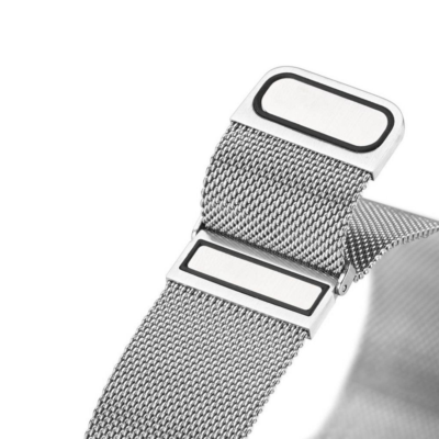 Sidabrinė apyrankė Dux Ducis Milanese Series Apple Watch 42 44 45 49mm iš artimo plano, matomas metalinis tinklelio raštas.
