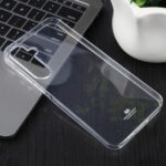 Skaidrus dėklas Samsung Galaxy A356 A35 5G Mercury Clear ant juodo stalo šalia nešiojamojo kompiuterio