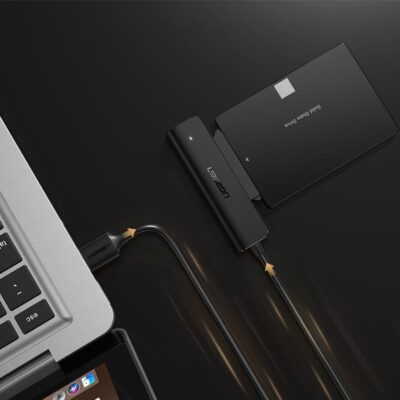 SSD disko adapteris Ugreen iš SATA III 2,5 į USB 5Gbps prijungtas prie nešiojamojo kompiuterio