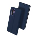 Tamsiai mėlynas atverčiamas dėklas Huawei P30 Pro su matiniu paviršiumi ir kamera matoma dėklas nugarėlėje