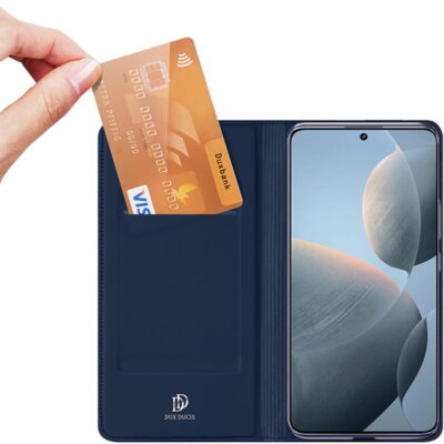Tamsiai mėlynas atverčiamas dėklas Xiaomi Poco X6 Pro 5G su kreditinės kortelės laikikliu ir telefonu dešinėje pusėje
