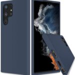 Tamsiai mėlynas dėklas Samsung Galaxy S22 Ultra telefone, rodomos kameros ir telefono prievadai