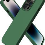 tamsiai zalias deklas apple iphone 15 pro mercury silicone is skirtingu pusių parodytas ant telefono