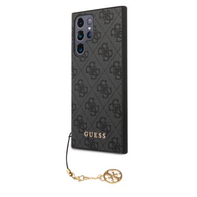 Pilkas originalus dėklas Guess 4G Charms telefonui Samsung Galaxy S24 Ultra su raštu ir auksiniu pakabuku