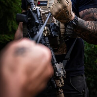 Kabelis Tactical Fast Rope Aramid 2.0 USB-A į USB-C jungtis laikoma žmogaus su taktine liemene ir ginklu