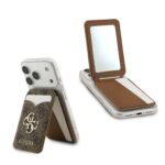 Rudas kortelių dėklas Guess PU 4G Mirror MagSafe Cardslot Stand su veidrodėliu ir logotipu prie baltos išmaniojo telefono nugarėlės
