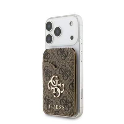 Rudas kortelių dėklas Guess PU 4G Mirror MagSafe Cardslot Stand ant baltos spalvos išmaniojo telefono nugarėlės