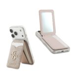 Rausvas korteliu deklas Guess PU 4G Mirror MagSafe Cardslot Stand prie telefonu nuotraukoje