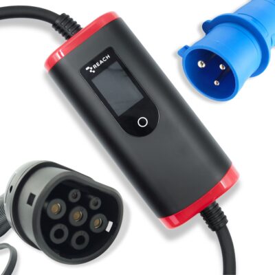 Elektromobilių įkroviklis Reach PEVC3 juodos ir raudonos spalvų korpuse su Type2 ir mėlynu CEE jungikliu.