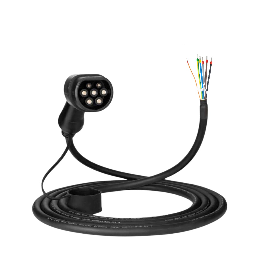 Pakaitinis elektromobilų įkrovimo stotelės kabelis Reach REVC1 16A 11kW 8.0m Pakaitinis elektromobilų įkrovimo stotelės kabelis Reach REVC1 su atidengtais laidais ir juodu išoriniu gaubtu