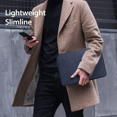 Tamsiai mėlynas dėklas nešiojamam kompiuteriui Dux Ducis LBDB 14-15.4 colių, laikomas rankoje