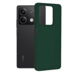 Tamsiai žalias dėklas Xiaomi Redmi Note 13 5G X-level Guardian priešais telefoną su dvigubu kamerų bloku
