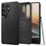 Juodas matinis dėklas Samsung Galaxy S26 Ultra su geometriniu paviršiumi, matomas kameros modulis ir šalia esantis S Pen.