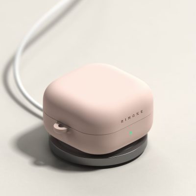 Rausvas Ringke Silicone dėklas Samsung Galaxy Buds 4 / 4 Pro, matomas ant apvalios įkrovimo plokštės su LED indikatoriumi