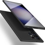 Juodas dėklas Samsung Galaxy S948 S26 Ultra su telefonu; matomi islenktas ekranas ir nugaros kameros lešiai.