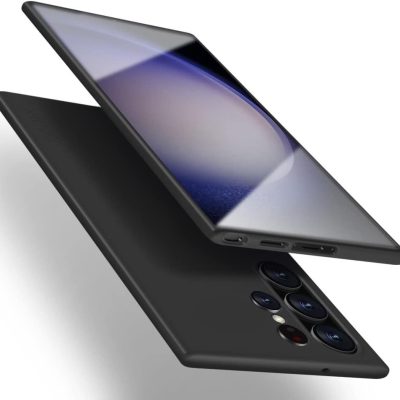 Juodas dėklas Samsung Galaxy S948 S26 Ultra su telefonu; matomi islenktas ekranas ir nugaros kameros lešiai.