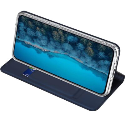 Tamsiai mėlynas atverčiamas dėklas Samsung A37 5G Dux Ducis Skin Pro, telefonu laikomas horizontaliai su mėlynu ekrano vaizdu