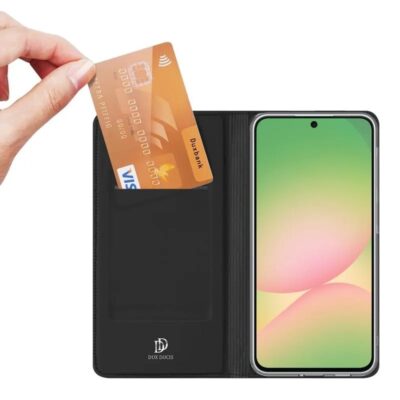 Juodas atverčiamas dėklas su kortelių kišene, oranžinė kortelė įdedama į dėklą, matomas telefonas