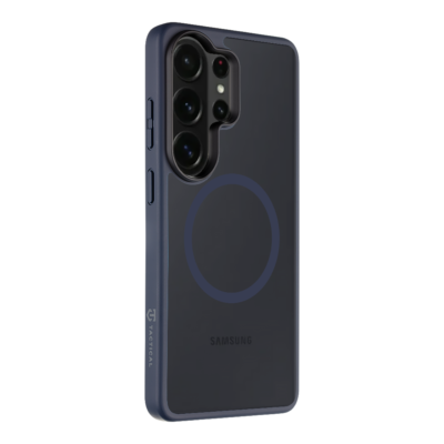 Tamsiai melynas deklas Samsung Galaxy S26 Ultra su apvaliu melynu ziedo dizaino elementu ant nugaros ir kamera